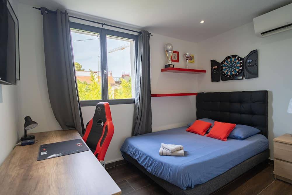 Contemporary villa close to the beach with heated pool in a residential area in Saint-Raphaël, Mittelmeerküste (Frankreich)