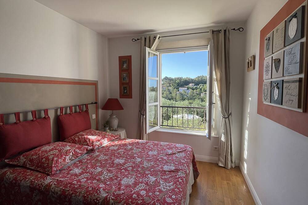 Bastide 5/6 rooms 230 m2, 2 to12 pers. Swimming pool.  Near Grasse Valbonne in Le Rouret, Region de Cannes