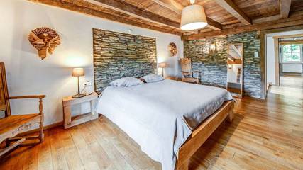 Gîte pour 9 personnes, avec terrasse et jardin à Léglise