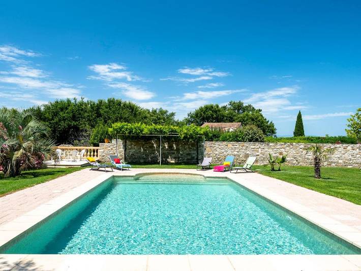 Location de vacances pour 7 personnes, avec Balcon ainsi que Terrasse et Piscine à Mons (Gard)