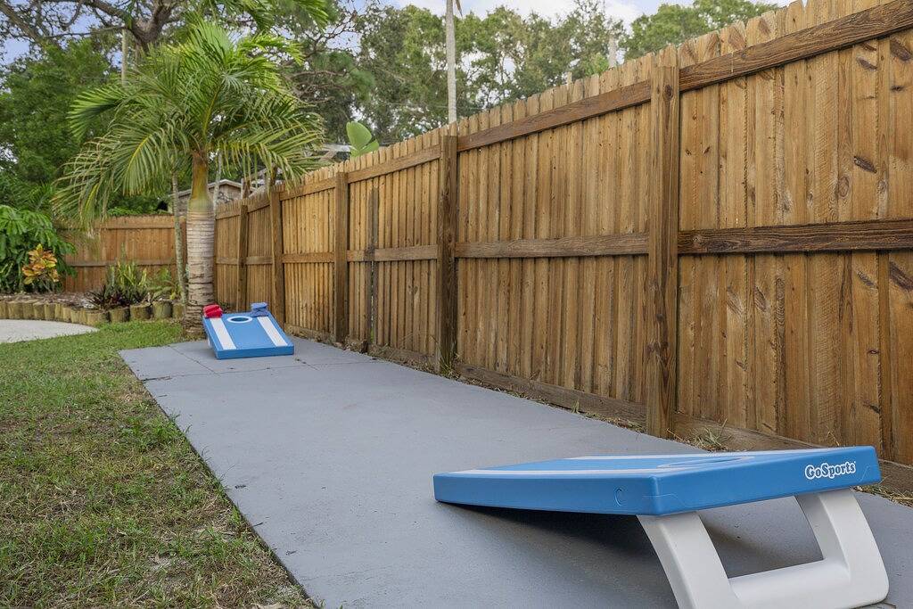 Entire Home, Pool, Lanai/Porch, Private Bar, Minutes to Beach, Fully Stocked!! in Largo, Pinellas County