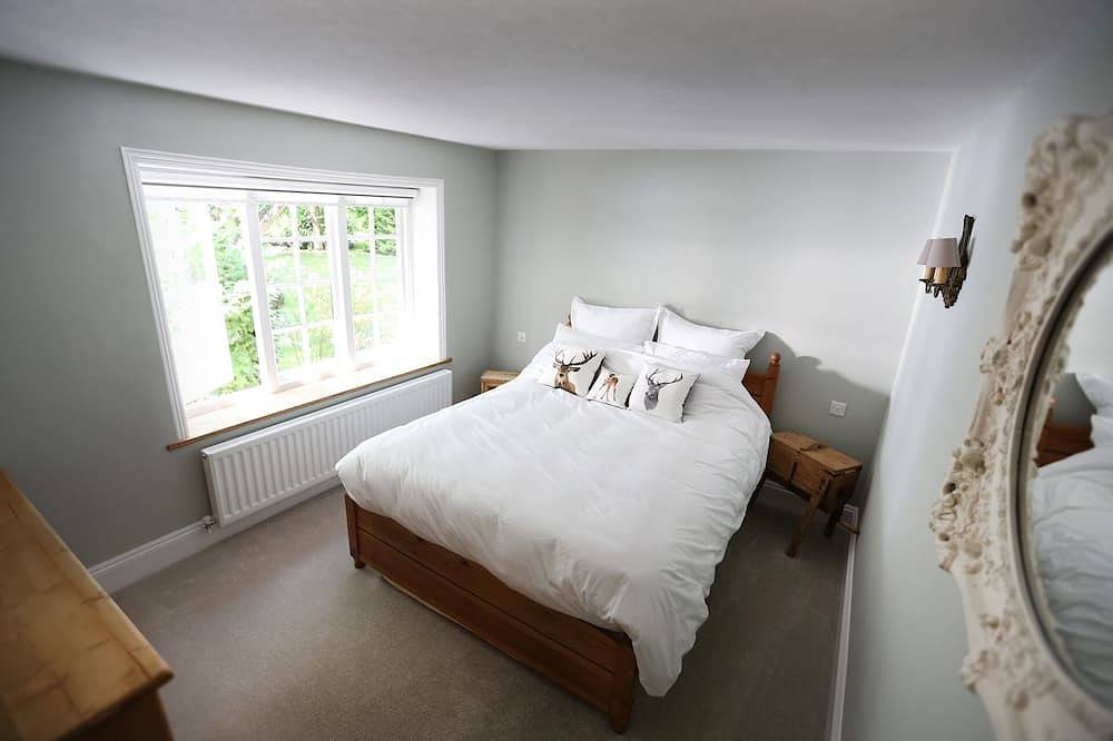 Historic Royal Kent cottage surrounded by large gardens & private swimming pool in Eastwell, Ashford region