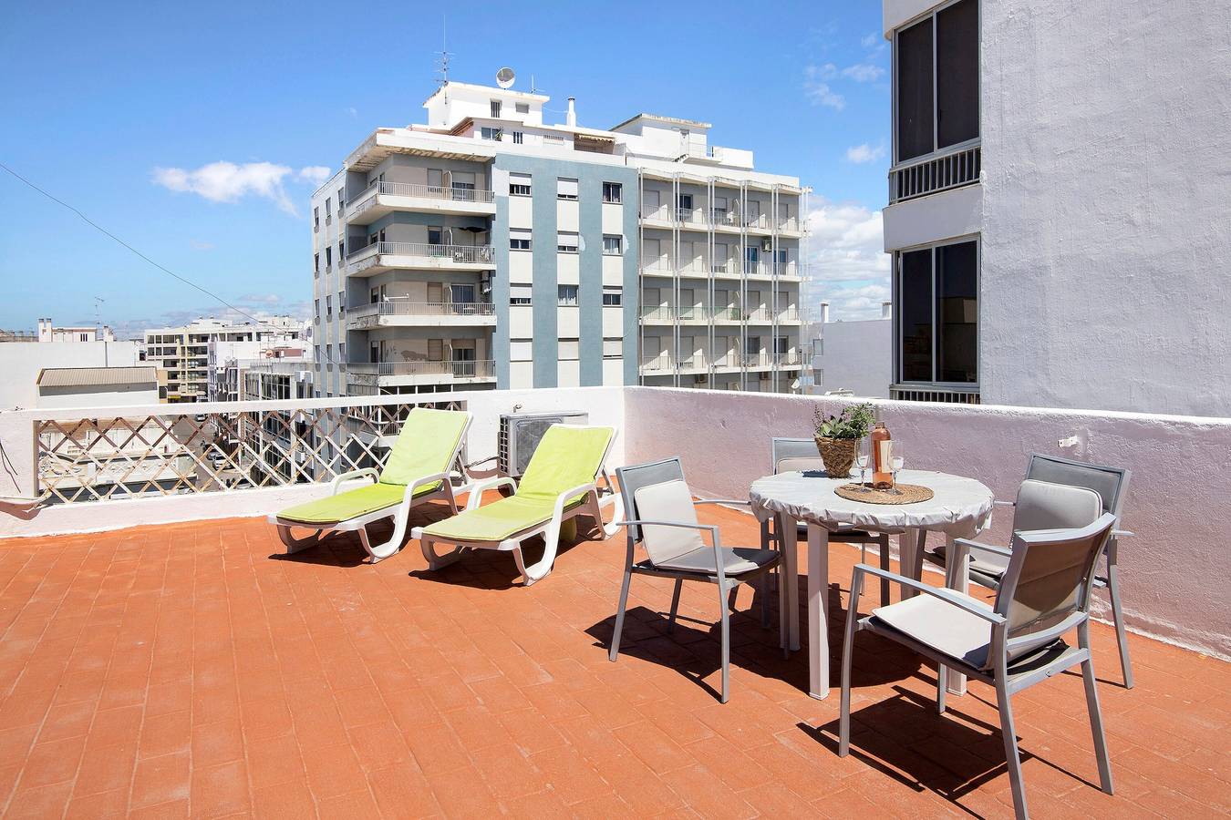 Apartamento inteiro, Apartamento no telhado Blue Ocean com terraço privado aberto, varanda e Wi-Fi in Olhão (Portugal), Ria Formosa