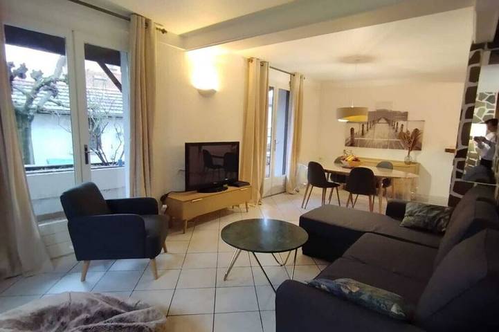 Location de vacances pour 8 personnes, avec Terrasse à Irigny