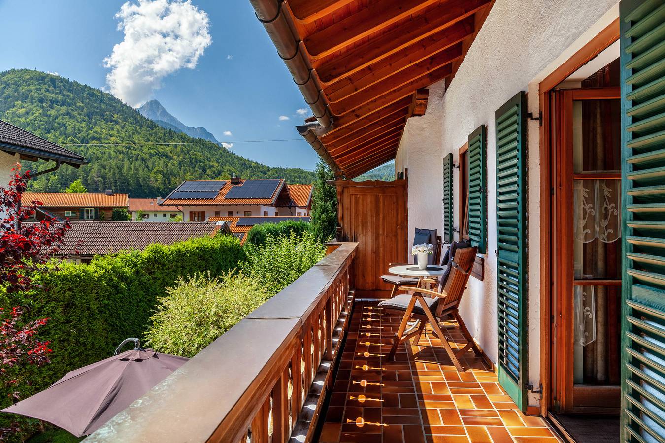 Ganze Wohnung, Ferienwohnung 'Wohnung 2' mit Bergblick, Balkon und Wi-Fi in Mittenwald, Bayerische Alpen