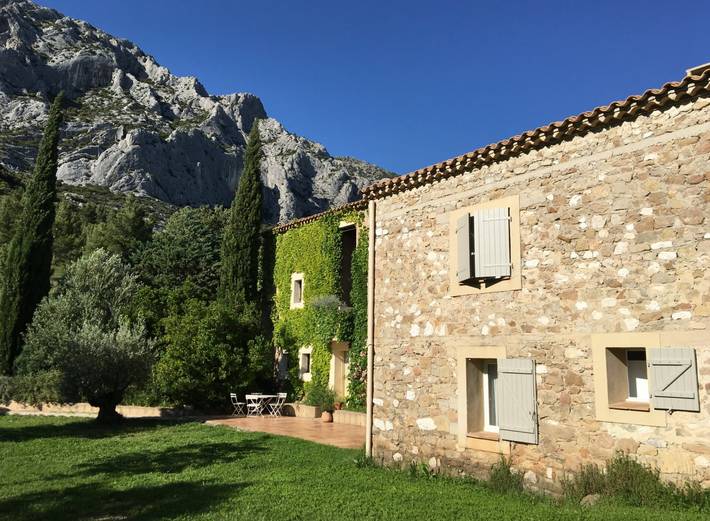 Gîte pour 14 personnes, avec jardin ainsi que piscine et terrasse dans les Bouches-du-Rhône - 3