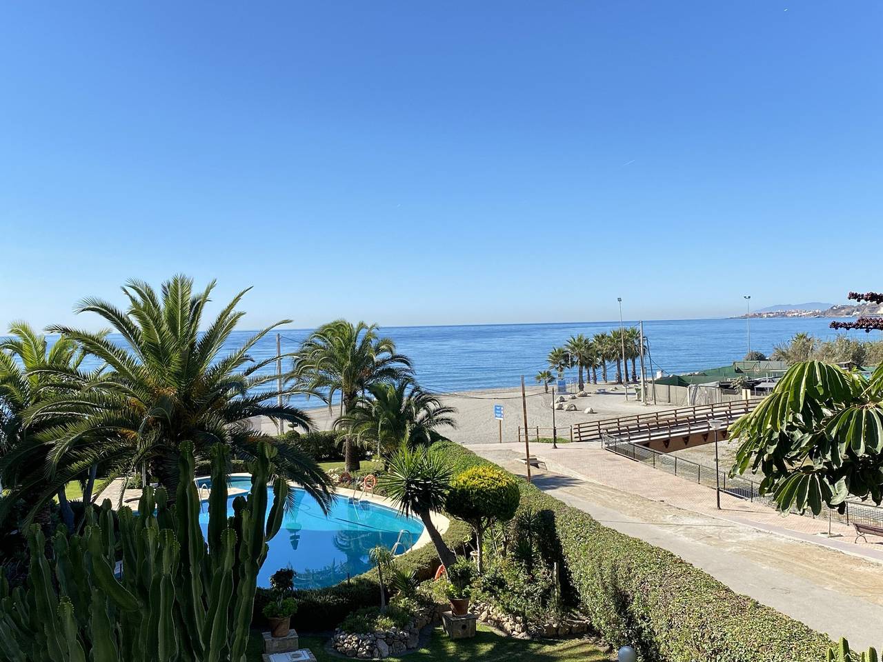 Entire apartment, Beachfront apartment in Nerja with pool and air conditioning in Rio Chillar, Nerja