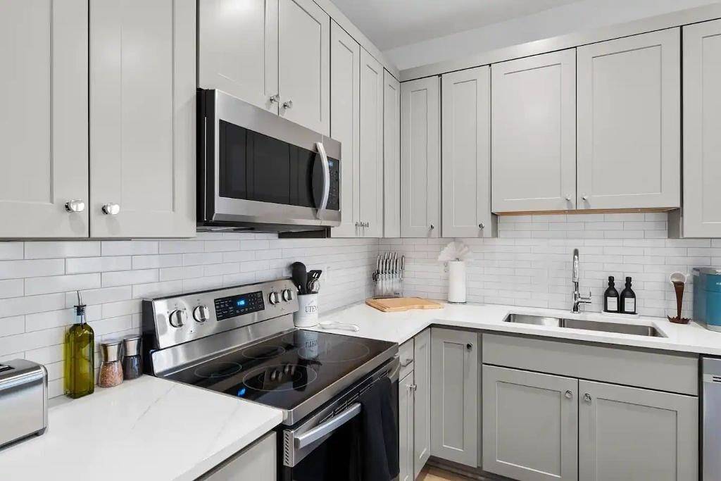 Ganze Wohnung, ★1/2 Block from King Street, King Bed In the ♥ of Old Town ~ Free Parking★ in Alexandria (VA), Alexandria City