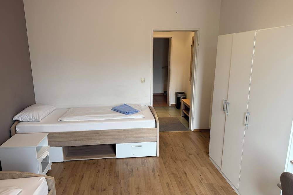 Ganze Wohnung, 2 Zimmer/Room in Oberschleißheim, Oberbayern