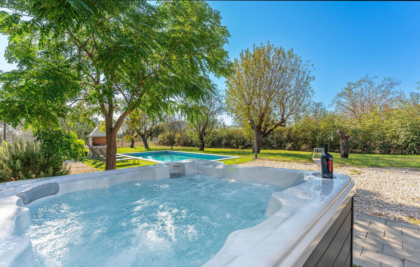 Charmante 2-Zimmer-Wohnung mit Pool und Terrasse, WLAN und Küche in Zadar