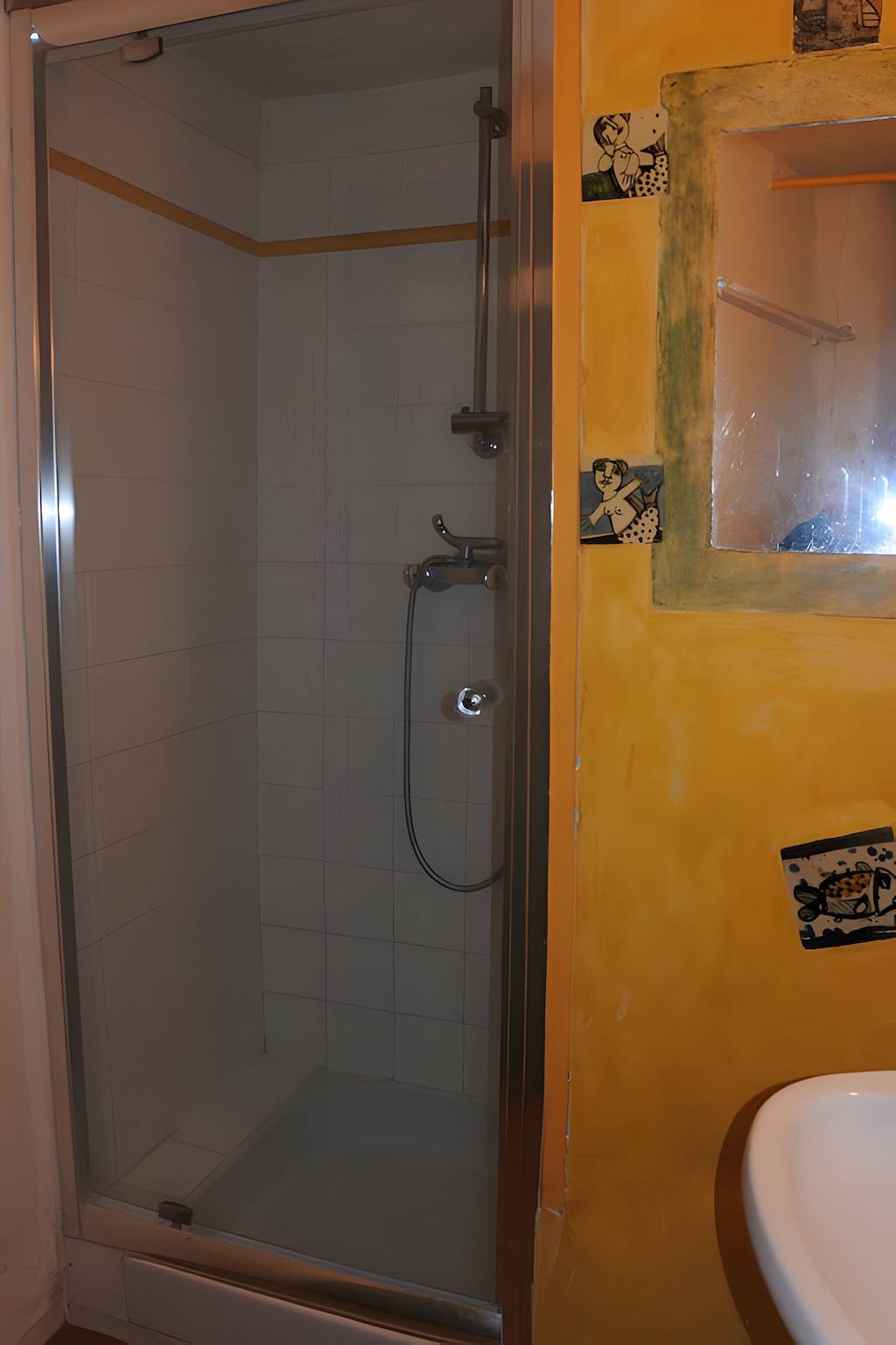 Appartement entier, Appartement 'Du Haut' avec vue montagne, terrasse privée et Wi-Fi in La Bégude-de-Mazenc, Région de nyons