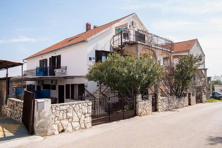 Apartament wakacyjny dla 4 osób, z Taras i Ogród oraz Basen w Okrug Gornji
