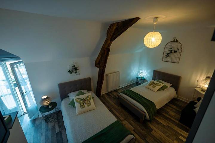 Location de vacances pour 2 personnes, avec vue ainsi que piscine et jardin à Thenay