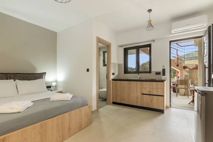 Entire studio, Studio Apartment 'Sokol Stone House 2' with Mountain View, Wi-Fi and Air Conditioning in Greece