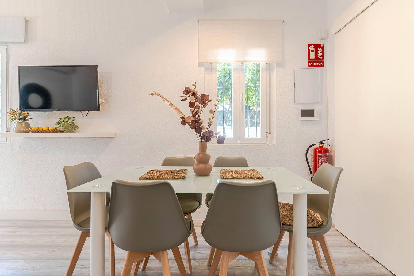 Casa Toledano en Granada Cervantes con terraza privada, Wi-Fi y aire acondicionado in Genil, Granada