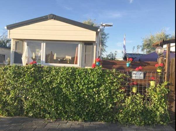 Strandhuisje voor 4 personen, with Terras and Tuin as well as Uitzicht in IJmuiden