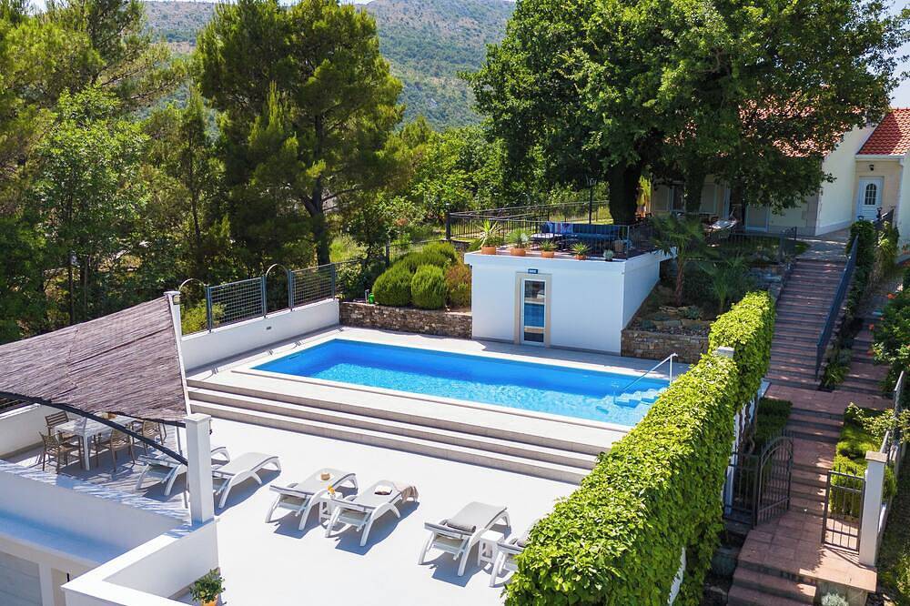 Villa Provos with 40m2 private pool, sauna, max 8 person, 7km from sandy beach in Naklice, Omiš-Riviera