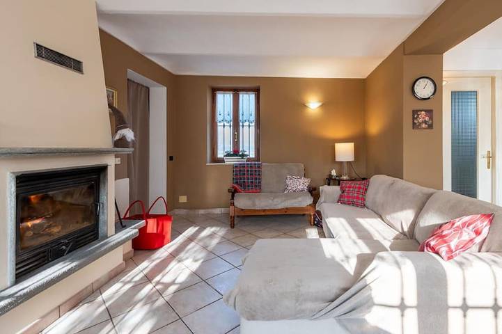 Caratteristica villa indipendente con piscina privata, WIFI, TV, patio e animali ammessi in Rocca d'Arazzo, Provincia d'Asti