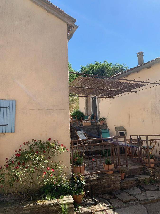 Gîte pour 3 personnes, avec jardin, adapté aux familles à Sylvanès
