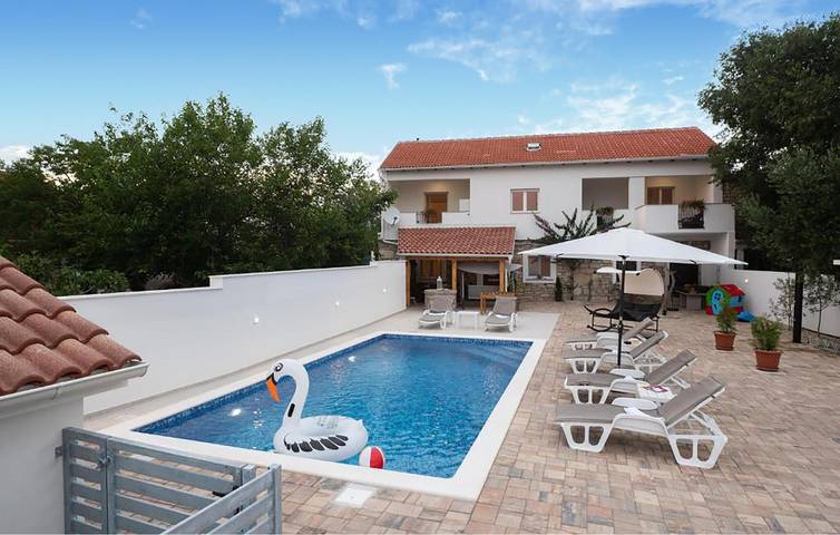 Geräumige 150 m² große Wohnung mit Pool, WLAN und Terrasse in Küstennähe in Pridraga, Zadar