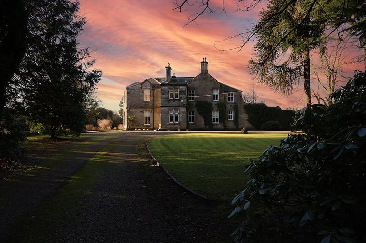 Vacation rental for 12 people, with Hot tub and Terrace as well as Yard in Scotland