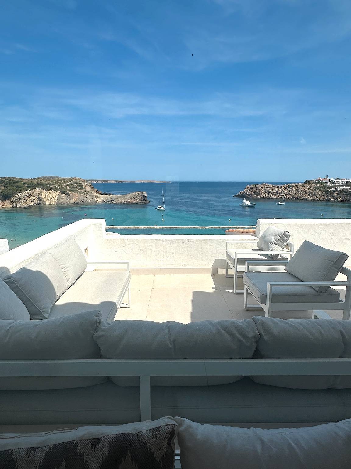 Apartamento entero, Apartamento 'Poblado Marinero' con balcón, Wi-Fi y aire acondicionado in Arenal d'en Castell, Es Mercadal