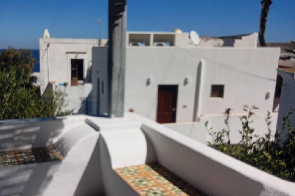 Ada Stromboli House in Piscità, close to the beach and the Cave of Aeolus. in Stromboli