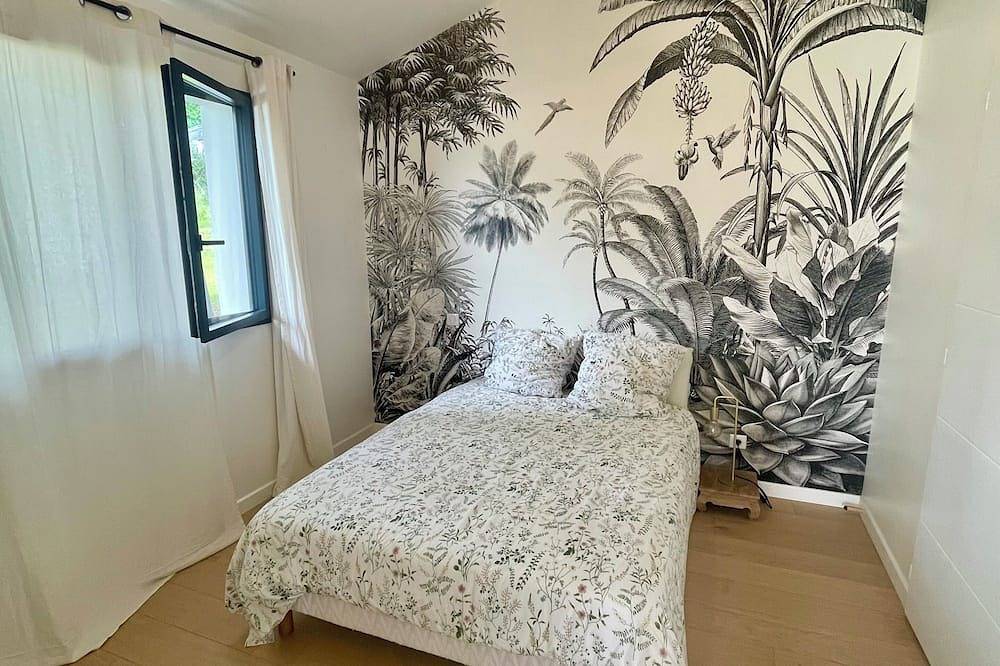 Quiet family house between sea and mountains with swimming pool - sleeps 8 in Bassussarry, Bayonne region