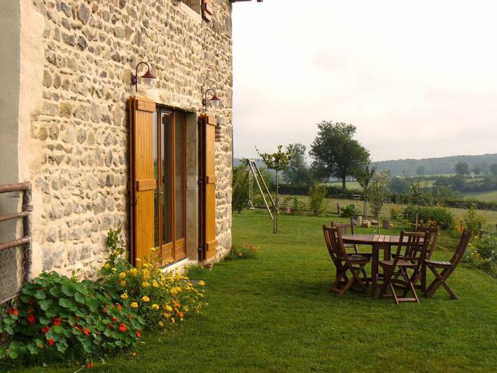 Gîte pour 7 personnes, avec jardin à Buffières