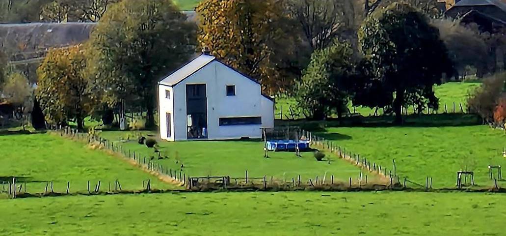 Location de vacances pour 8 personnes, avec jardin ainsi que vue et piscine dans Tavigny