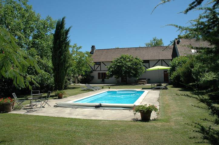 Gîte pour 10 personnes, avec Terrasse ainsi que Jardin et Piscine à Meyronne