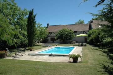 Gîte pour 10 personnes, avec piscine ainsi que terrasse et jardin à Meyronne