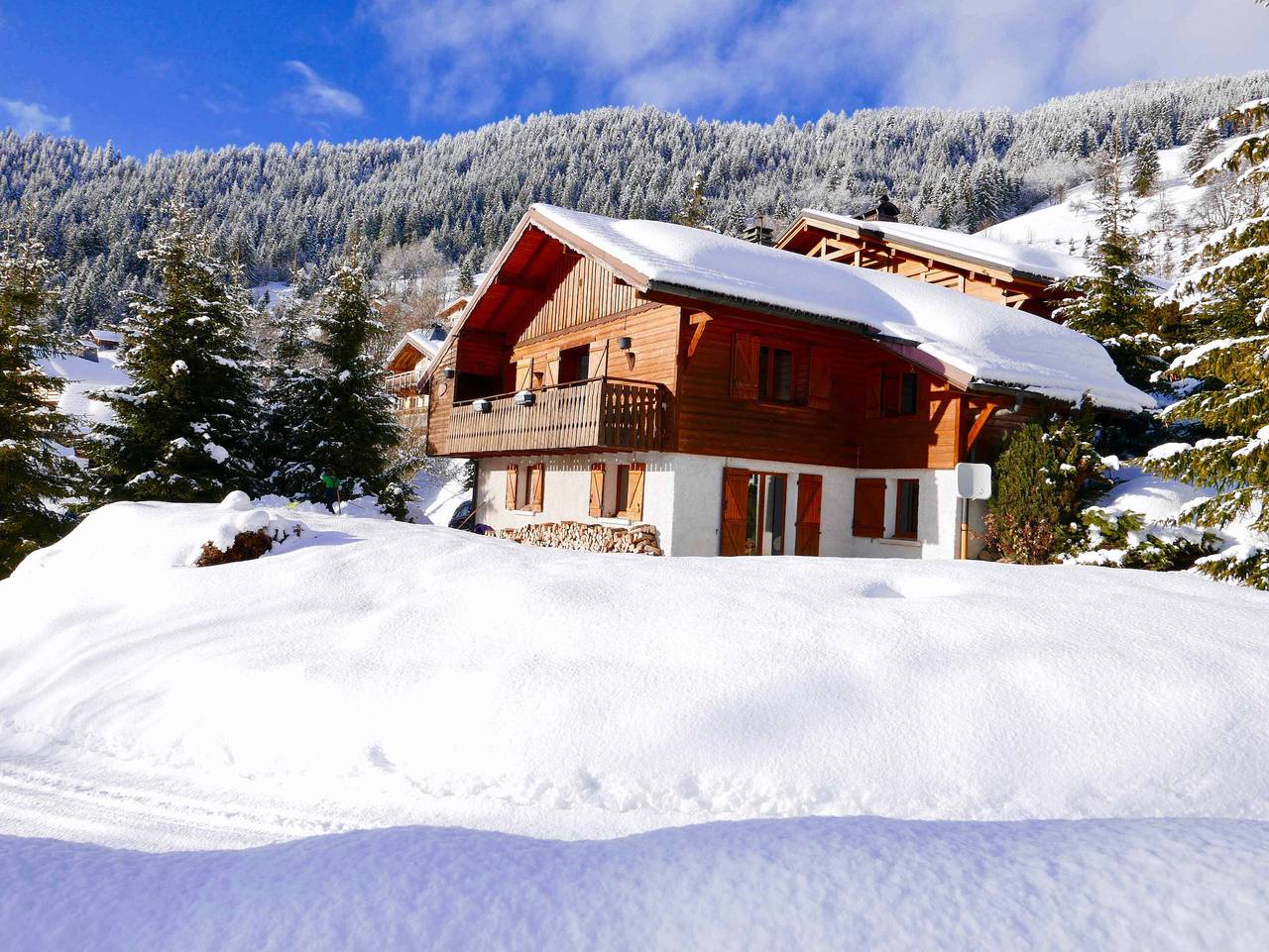 Chalet "L'Oréade" with Mountain View, Private Terrace & Wi-Fi in Manigod, Annecy region