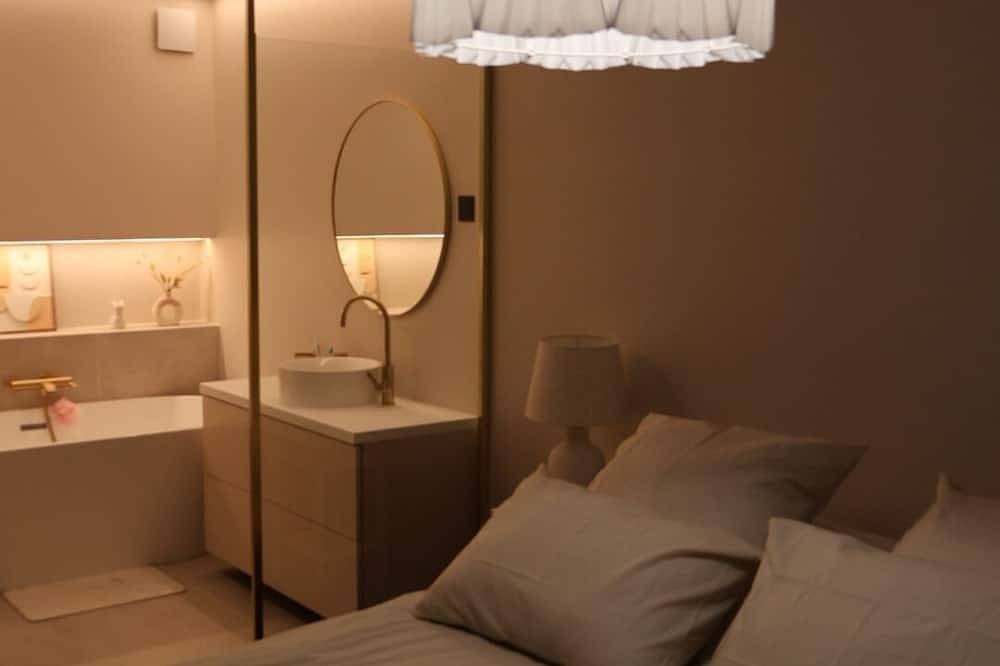 Entire apartment, Appartement Cosy vue sur la Seine ! À 15 Minutes des Champs-élysées ! in Courbevoie, Hauts-de-Seine