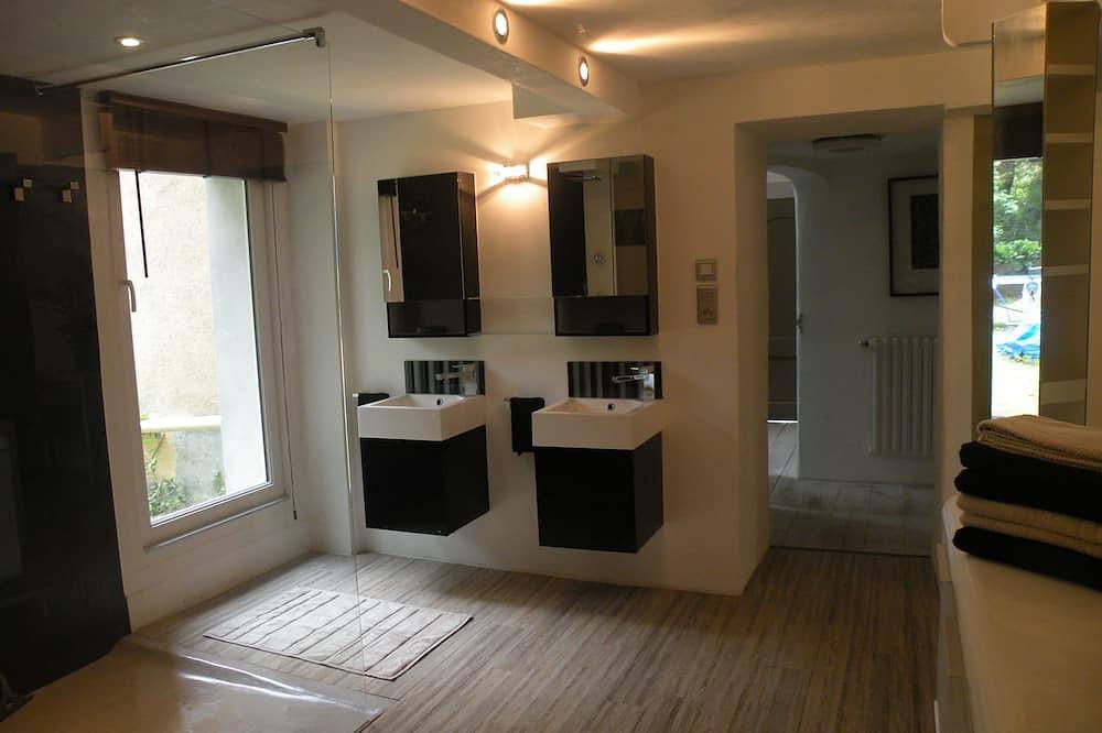 Entire apartment, Comfortable, quiet, spacious apartment, lush garden, Nice hinterland in Roquefort-les-Pins, Cannes region