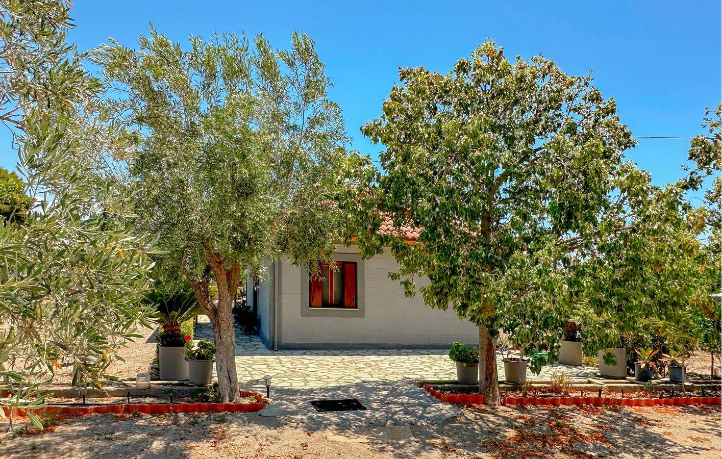 Acogedor Apartamento con Jardín, Terraza, Parking, 200m de la Costa in Agios Andrés, Kynouria