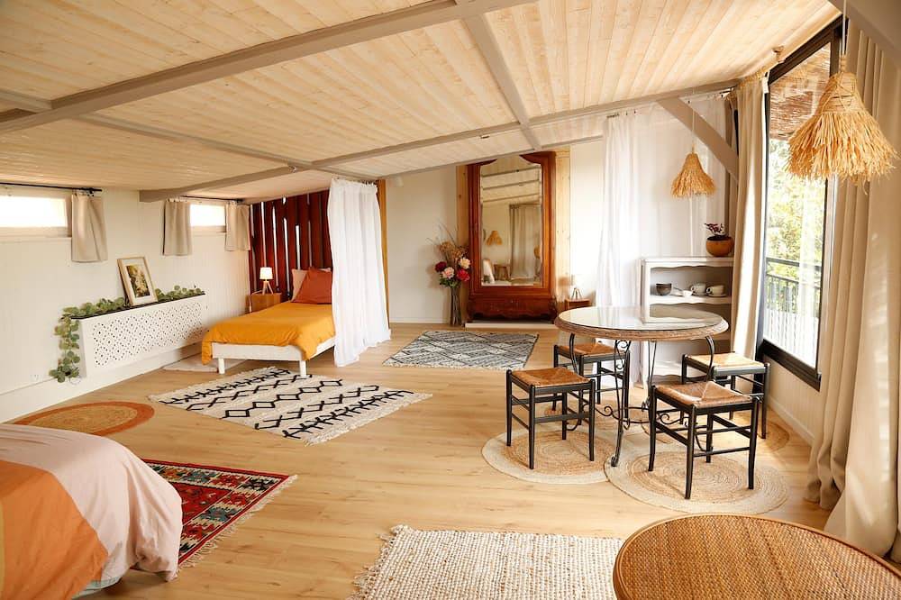 À l'ombre du grand pin - Bed and breakfast on the banks of the Lot and artist's studio! in Saint-Sylvestre-sur-Lot, Quercy