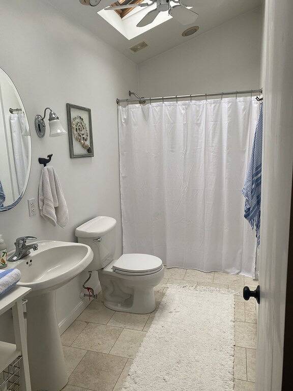 Cozy Cottage with a Bubbly Hot Tub by \"Nubble\" Lighthouse in York Beach, Cape Neddick