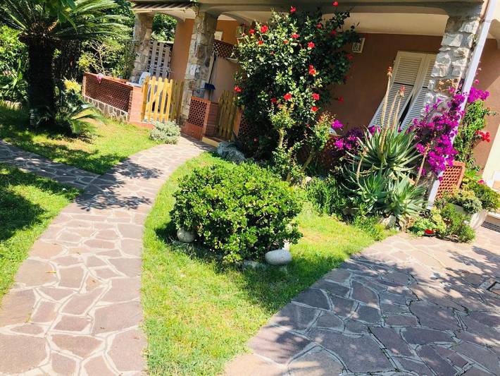 Ferienwohnung für 4 Personen, mit Balkon und Garten, kinderfreundlich in Porto Azzurro