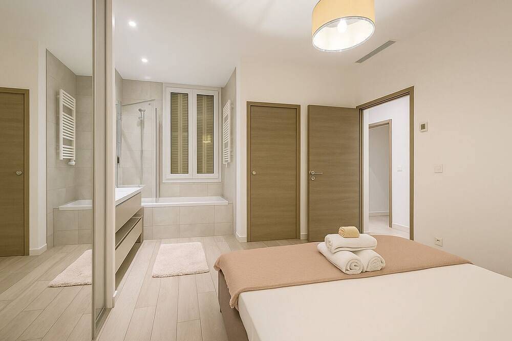 Ganze Wohnung, Spacious and stylish 3-bedroom apartment just steps from Monaco. Ideally located in the center of Beausoleil, it features contemporary decor, a fully equipped kitchen, air conditioning, and two modern bathrooms — perfect for a comfortable stay in Beausoleil, Nizza und Umgebung