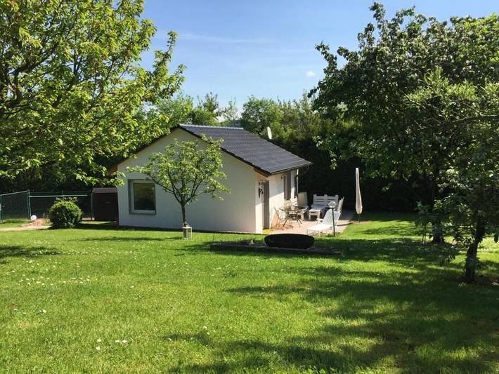 Ferienwohnung für 2 Personen, mit Terrasse und Garten sowie Ausblick in Kahla