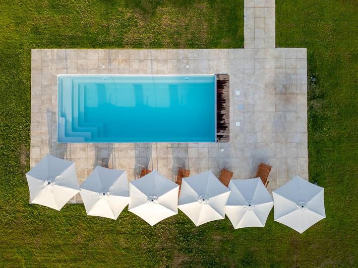 Location de vacances pour 6 personnes, avec vue et terrasse ainsi que piscine et sauna dans Saint-Hippolyte (Charente-Maritime)