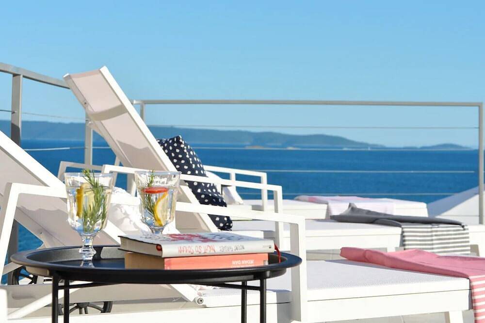 Ganze Wohnung, Schicke 125m2 Fewo in der Villa mit Pool, Strandnah, Meerblick, 5km vom Trogir in Seget Vranjica, Split-Dalmatien