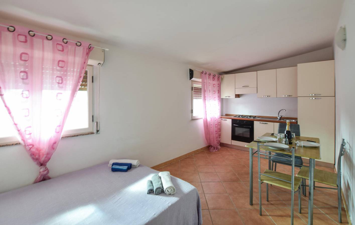 Ganze Ferienwohnung, Luxuriöses Apartment am Strand mit Pool und Parkplatz in Palmi, Reggio Calabria Provinz