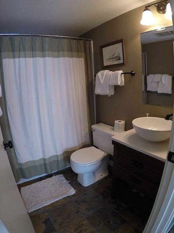 Gîte pour 6 personnes, avec jacuzzi et sauna ainsi que balcon et piscine à Granby - 3