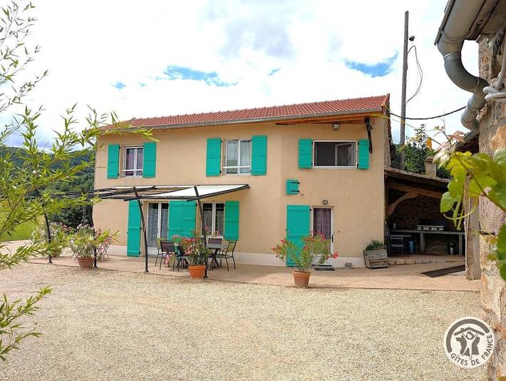 Gîte pour 6 personnes, avec terrasse et piscine
