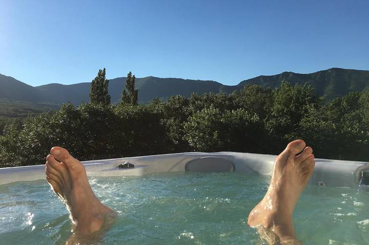Maison de vacances pour 8 personnes, avec jacuzzi ainsi que jardin et terrasse, animaux acceptés à Roche-Saint-Secret-Béconne