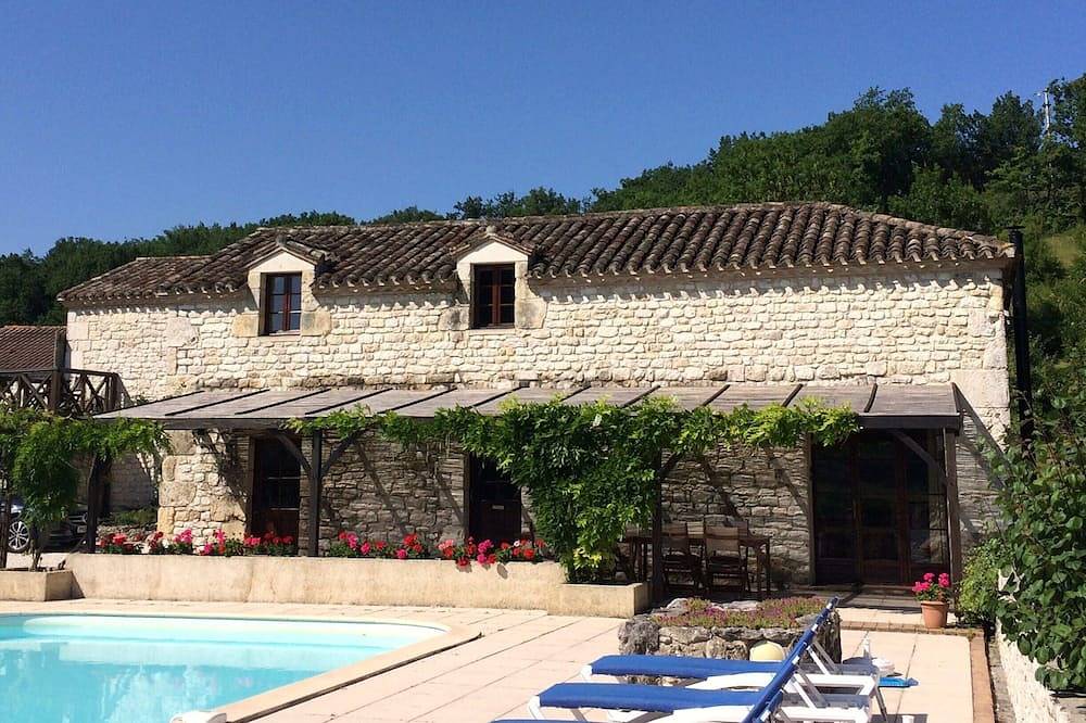 Maison de vacances de la famille dans la France rurale avec grande piscine et des vues lointaines in Montaigu-de-Quercy, Quercy