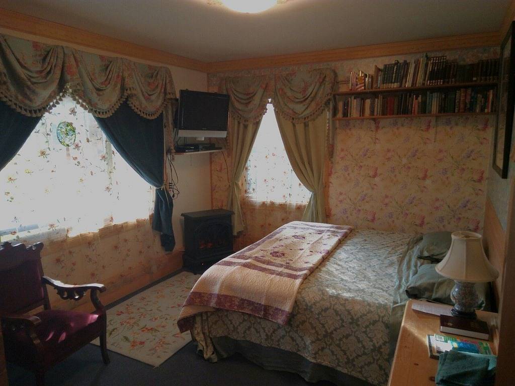 Victorian Room @ Hungry Moose Bed and Breakfast in Kenai Peninsula