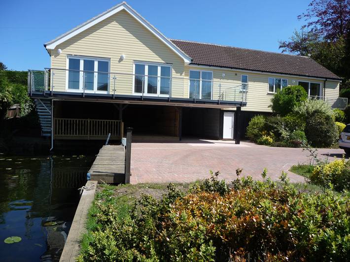 Cottage for 7 people, with Balcony and Garden in Horning